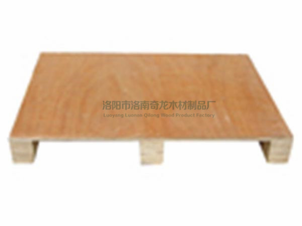 創(chuàng)新設(shè)計(jì)下的出口木托盤：功能與美觀兼?zhèn)? />
    				</p>
    				    					<p>　　創(chuàng)新設(shè)計(jì)下的出口木托盤：功能與美觀兼?zhèn)?/p><p>　　在全球經(jīng)濟(jì)一體化的今天，出口木托盤作為物流領(lǐng)域的重要工具，其功能和外觀的設(shè)計(jì)日益受到重視。創(chuàng)新設(shè)計(jì)不僅提升了木托盤的實(shí)用性，更賦予了其美觀性，使其在貨物運(yùn)輸中發(fā)揮著更加出色的作用。<strong>洛陽出口木托盤廠家</strong>奇龍將探討創(chuàng)新設(shè)計(jì)下出口木托盤的功能與美觀的***結(jié)合。</p><p>　　一、創(chuàng)新設(shè)計(jì)下的出口木托盤功能提升</p><p>　　結(jié)構(gòu)優(yōu)化：通過創(chuàng)新設(shè)計(jì)，出口木托盤的結(jié)構(gòu)得到了優(yōu)化。新型木托盤采用更合理的力學(xué)結(jié)構(gòu)，提高了其承載能力和穩(wěn)定性。同時(shí)，針對特定行業(yè)和運(yùn)輸需求，設(shè)計(jì)師還研發(fā)了具有特殊功能的木托盤，如防滑、防震等，以滿足不同客戶的需求。</p><p>　　材料創(chuàng)新：在材料方面，創(chuàng)新設(shè)計(jì)也發(fā)揮了重要作用。采用新型環(huán)保材料和復(fù)合材料制作的木托盤，不僅提高了其耐用性和抗腐蝕性，還降低了生產(chǎn)成本。此外，一些木托盤還采用了可拆卸式設(shè)計(jì)，便于運(yùn)輸和存儲(chǔ)。</p><p>　　智能化升級：隨著物聯(lián)網(wǎng)技術(shù)的發(fā)展，出口木托盤也開始實(shí)現(xiàn)智能化升級。通過嵌入傳感器和芯片，木托盤可以實(shí)現(xiàn)實(shí)時(shí)追蹤、定位和管理，大大提高了物流效率和貨物安全性。</p><p>　　二、創(chuàng)新設(shè)計(jì)下的出口木托盤美觀提升</p><p>　　外觀設(shè)計(jì)：創(chuàng)新設(shè)計(jì)下的出口木托盤在外觀上也有了很大改變。設(shè)計(jì)師們通過運(yùn)用現(xiàn)代美學(xué)原理，為木托盤賦予了簡潔、大方的外觀。同時(shí)，根據(jù)客戶需求，還可以定制個(gè)性化的顏色和圖案，使木托盤更具識別度和美觀性。</p><p>　　工藝提升：在制作工藝方面，創(chuàng)新設(shè)計(jì)也發(fā)揮了重要作用。采用先進(jìn)的加工技術(shù)和表面處理工藝，可以使木托盤表面光滑、平整，無毛刺和瑕疵。此外，通過噴涂環(huán)保漆和防水劑等方式，還可以提高木托盤的防腐性和耐用性。</p><p>　　品牌塑造：美觀的木托盤不僅提升了產(chǎn)品本身的價(jià)值，也有助于企業(yè)品牌的塑造。通過設(shè)計(jì)獨(dú)特的外觀和標(biāo)識，企業(yè)可以在競爭激烈的市場中脫穎而出，增強(qiáng)客戶的認(rèn)知度和忠誠度。</p><p>　　三、創(chuàng)新設(shè)計(jì)帶來的綜合效益</p><p>　　創(chuàng)新設(shè)計(jì)下的出口木托盤不僅提升了功能和美觀性，還帶來了顯著的綜合效益。首先，優(yōu)化的結(jié)構(gòu)和材料選擇提高了木托盤的承載能力和耐用性，降低了運(yùn)輸過程中的損耗和維修成本。其次，智能化的升級使得木托盤能夠更好地適應(yīng)現(xiàn)代物流的需求，提高了物流效率和貨物安全性。***后，美觀的外觀設(shè)計(jì)增強(qiáng)了產(chǎn)品的市場競爭力，有助于企業(yè)拓展市場和提升品牌形象。</p><p>　　創(chuàng)新設(shè)計(jì)是出口木托盤功能與美觀兼?zhèn)涞年P(guān)鍵所在。通過結(jié)構(gòu)優(yōu)化、材料創(chuàng)新、智能化升級以及外觀設(shè)計(jì)等方面的創(chuàng)新，木托盤不僅實(shí)現(xiàn)了功能的提升，還具備了更高的美觀性。這種創(chuàng)新設(shè)計(jì)不僅滿足了客戶的需求，也推動(dòng)了木托盤行業(yè)的持續(xù)發(fā)展。未來，隨著技術(shù)的不斷進(jìn)步和市場需求的不斷變化，我們相信出口木托盤的設(shè)計(jì)將更加創(chuàng)新、功能更加強(qiáng)大、外觀更加美觀。</p>
    		</div>
    		<!-- /內(nèi)容 -->
    		<div   id=